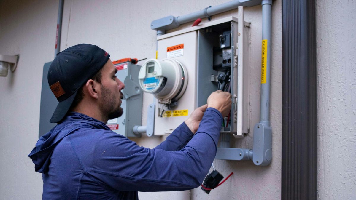 Technieker aan het werk aan een meterkast